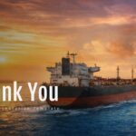 Plantilla de agradecimiento del Estrecho de Ormuz: diapositiva de cierre con un gran texto blanco de "Gracias" sobre un fondo de puesta de sol marítima.